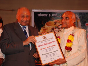 श्री मोहन स्वरुप भाटिया को श्याम ब्रज बिभूति सम्मान 2009 से अलंकृत करते हुए ब्रज कला केन्द्र के अध्यक्ष श्री बी. पी सिंघल श्री मोहन स्वरुप भाटिया को श्याम ब्रज बिभूति सम्मान 2009 से अलंकृत करते हुए ब्रज कला केन्द्र के अध्यक्ष श्री बी. पी सिंघल