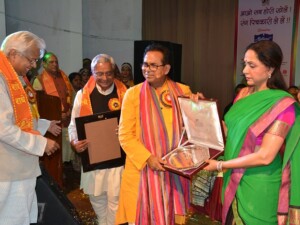 होली कार्यक्रम बृहस्पतिवार दिनांक 5 मार्च 2015 साई सभागार पर कार्यक्रम में श्रीमती हेमा मालिनी सदस्य लोकसभा द्धारा श्री अशोक चक्रधर को कुनाल गर्ग ब्रज बिभूति सम्मान 2015 से सम्मान्नित करते हुए श्री बासुदेव गर्ग होली कार्यक्रम बृहस्पतिवार दिनांक 5 मार्च 2015 साई सभागार पर कार्यक्रम में श्रीमती हेमा मालिनी सदस्य लोकसभा द्धारा श्री अशोक चक्रधर को कुनाल गर्ग ब्रज बिभूति सम्मान 2015 से सम्मान्नित करते हुए श्री बासुदेव गर्ग