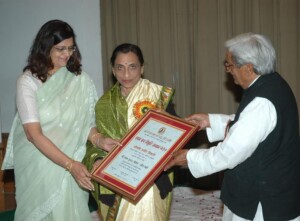 श्रीमती शशि तिवारी को "श्याम बृज बिभूति सम्मान 2010" को प्रदान करते हुए श्री उदय प्रताप सिंह अध्यक्ष (केन्द्रीय) एवं श्रीमति चन्द्र लेखा भार्गव (आजीविन सदस्य) ! श्रीमती शशि तिवारी को "श्याम बृज बिभूति सम्मान 2010" को प्रदान करते हुए श्री उदय प्रताप सिंह अध्यक्ष (केन्द्रीय) एवं श्रीमति चन्द्र लेखा भार्गव (आजीविन सदस्य) !