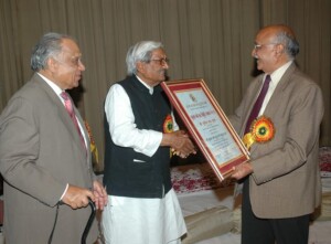 श्री मुनीश चन्द गुप्ता (आई एस रिटायर्ड ) को कुणाल गर्ग ब्रज बिभूति सम्मान 2010 प्रदान करते हुए श्री उदय प्रताप अध्यक्ष (केन्द्रीय) एवं श्री एस के अग्रवाल अध्यक्ष दिल्ली शाखा ! श्री मुनीश चन्द गुप्ता (आई एस रिटायर्ड ) को कुणाल गर्ग ब्रज बिभूति सम्मान 2010 प्रदान करते हुए श्री उदय प्रताप अध्यक्ष (केन्द्रीय) एवं श्री एस के अग्रवाल अध्यक्ष दिल्ली शाखा !