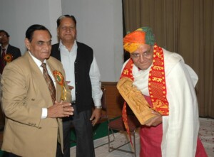 "हो हो लाल होरी है "शुक्रवार दिनांक 26 फरवरी 2010 कार्यक्रम में श्री राम प्रसाद शर्मा वृन्दावन को सम्मानित करते हुए श्री कैप्टन एस पी चौधरी एवं श्री पी के बिरला ! "हो हो लाल होरी है "शुक्रवार दिनांक 26 फरवरी 2010 कार्यक्रम में श्री राम प्रसाद शर्मा वृन्दावन को सम्मानित करते हुए श्री कैप्टन एस पी चौधरी एवं श्री पी के बिरला !