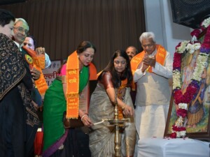 उपरोक्त होली कार्यक्रम की विशिष्ट अतिथि श्रीमती हेमा मालिनी द्धारा दीप प्रज्वलन कर शुभारंभ साथ में श्रीमती मीरा गोयल एवं श्री बासुदेव गर्ग ! उपरोक्त होली कार्यक्रम की विशिष्ट अतिथि श्रीमती हेमा मालिनी द्धारा दीप प्रज्वलन कर शुभारंभ साथ में श्रीमती मीरा गोयल एवं श्री बासुदेव गर्ग !