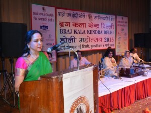 उपरोक्त कार्यक्रम को श्रीमती हेमा मालिनी का संबोधन साथ में हे श्रीमती पियूषा कैलाश अनुज प्रख्यात कलाकार एवं गायक ! उपरोक्त कार्यक्रम को श्रीमती हेमा मालिनी का संबोधन साथ में हे श्रीमती पियूषा कैलाश अनुज प्रख्यात कलाकार एवं गायक !