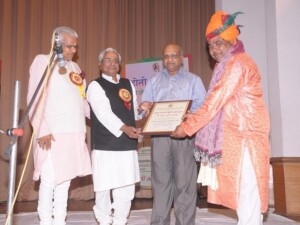 "होली कौ धमाल आओ गोपी आओ ग्वाल " शनिवार 23 मार्च 2013 को आयोजित कार्यक्रम में श्री जुम्मा खान मेवाती भपंग वादक अलवर को कुणाल गर्ग ब्रज बिभूति सम्मान प्रदान करते हुए श्री बासुदेव गर्ग, श्री विष्णु प्रकाश गोयल एवं श्री ओम प्रकाश गर्ग संरक्षक सदस्य ! "होली कौ धमाल आओ गोपी आओ ग्वाल " शनिवार 23 मार्च 2013 को आयोजित कार्यक्रम में श्री जुम्मा खान मेवाती भपंग वादक अलवर को कुणाल गर्ग ब्रज बिभूति सम्मान प्रदान करते हुए श्री बासुदेव गर्ग, श्री विष्णु प्रकाश गोयल एवं श्री ओम प्रकाश गर्ग संरक्षक सदस्य !