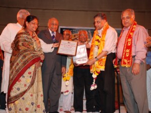 श्री पंकज पचौरी प्रबंध सम्पादक एन डी टी वी को कुणाल गर्ग ब्रज बिभूति सम्मान 2009 प्रदान करते हुए श्री एवं श्रीमती बासुदेव गर्ग श्री बी. पी सिंघल एवं श्री एस के अग्रवाल अध्यक्ष दिल्ली शाखा श्री पंकज पचौरी प्रबंध सम्पादक एन डी टी वी को कुणाल गर्ग ब्रज बिभूति सम्मान 2009 प्रदान करते हुए श्री एवं श्रीमती बासुदेव गर्ग श्री बी. पी सिंघल एवं श्री एस के अग्रवाल अध्यक्ष दिल्ली शाखा