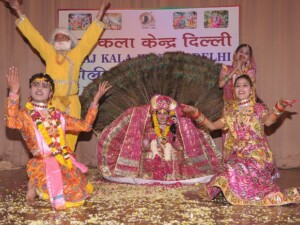 "होली कौ धमाल आओ गोपी आओ ग्वाल" शनिवार 23 मार्च 2013 को आयोजित कार्यक्रम कृष्ण लीला में श्री कृष्ण की मयूर नृत्य की एक झाँखी ! "होली कौ धमाल आओ गोपी आओ ग्वाल" शनिवार 23 मार्च 2013 को आयोजित कार्यक्रम कृष्ण लीला में श्री कृष्ण की मयूर नृत्य की एक झाँखी !