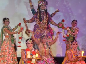 ब्रज दिवस के अवसर पर आयोजित महारास कार्यक्रम प्रस्तुतकर्ता श्रीमती वंदना सिंह के अन्तर्गत श्रीकृष्ण विराट रूप का एक दृष्य ! ब्रज दिवस के अवसर पर आयोजित महारास कार्यक्रम प्रस्तुतकर्ता श्रीमती वंदना सिंह के अन्तर्गत श्रीकृष्ण विराट रूप का एक दृष्य !