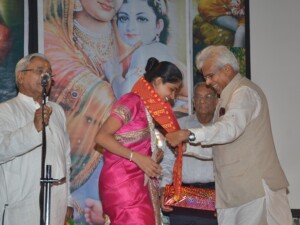 कार्यक्रम की मुख्य अतिथि माननीय मैडम आशा कन्हाई भारत में सूरीनाम की राजदूत का स्वागत करते हुए श्री बासुदेव गर्ग ! कार्यक्रम की मुख्य अतिथि माननीय मैडम आशा कन्हाई भारत में सूरीनाम की राजदूत का स्वागत करते हुए श्री बासुदेव गर्ग !